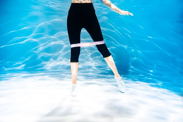 Biegająca kobieta biegająca. Dziewczyna pod wodą, świeżość i lekkość, fitness i pływanie. Sport i styl życia — Zdjęcie stockowe