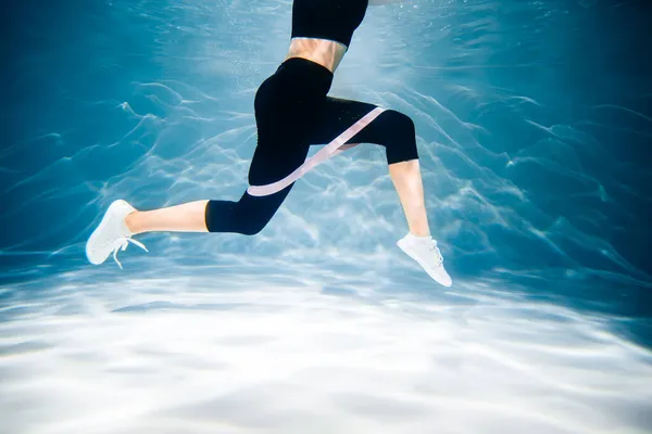 Biegająca kobieta biegająca. Dziewczyna pod wodą, świeżość i lekkość, fitness i pływanie. Sport i styl życia — Zdjęcie stockowe