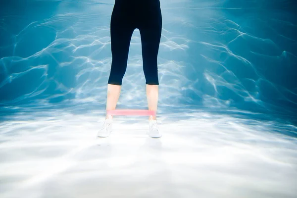 조깅하는 달리기하는 여자. 물 속의 소녀, 신선 함 과가벼움, 건강 과 수영. 스포츠와 생활 방식 — 스톡 사진