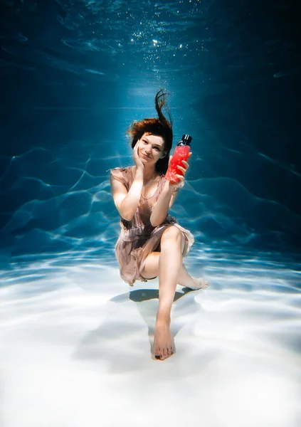 화려 한 스무디를 입은 건강 한 소녀. 물속의 자유 로움, 헤엄치고 잠수하는 일. — 스톡 사진
