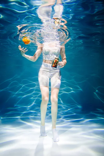 Meisje op blauw zonder gezicht met groenten onder water, vrouw gezond eten concept — Stockfoto