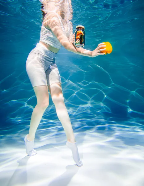 Mädchen auf blau ohne Gesicht mit Gemüse unter Wasser, Frau gesundes Ernährungskonzept — Stockfoto