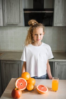 kvinna kost konceptet porträtt. kvinnlig modell hålla grönsallad. isolerade porträtt.