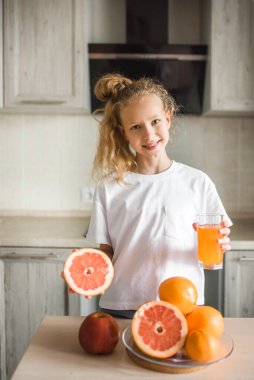 kvinna kost konceptet porträtt. kvinnlig modell hålla grönsallad. isolerade porträtt.