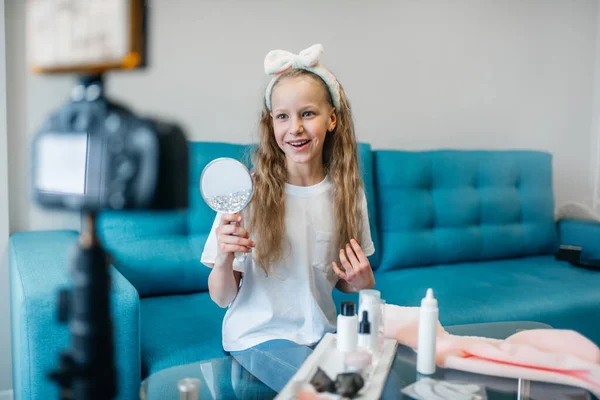 Menina filmando vídeo para seus seguidores sobre maquiagem. conceito blogger crianças. — Fotografia de Stock