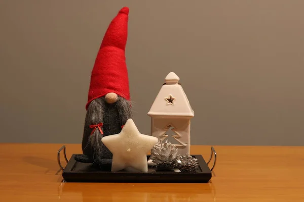 Gnome, gri arka planda bir mum ile Noel süslemesi.