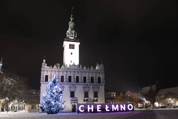 2021 Chelmno Polen Het Gemeentehuis Chelmno Een Grote Kerstboom Het — Stockfoto