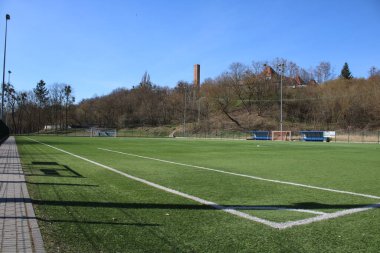 Güneşli bir günde futbol antrenman sahası.