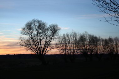 Aşağı Vistula Vadisi 'nde renkli bir gün batımı. Renkli gökyüzü.