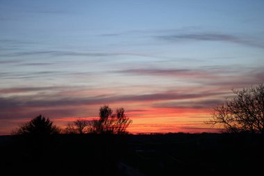 Aşağı Vistula Vadisi 'nde renkli bir gün batımı. Renkli gökyüzü.
