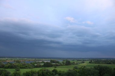 Aşağı Vistula Vadisi manzarası. Diabelce, Swiecie, yürüyüş parkuru.