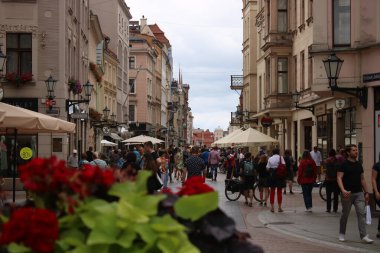 24.07.2022. Torun, Polonya. Torun 'daki tarihi Szeroka caddesinin manzarası.
