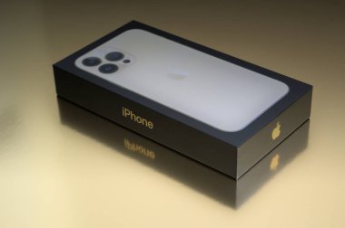 Turku, Finland- 26 Eylül 2021: yeni altın iPhone 13 Pro Max 'in kara kutusu.