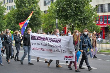 Berlin, Almanya - 18 Eylül 2021: Pankart ve bayraklı kalabalık gösteriye gitti