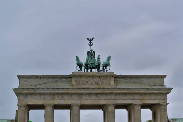 Un char à quatre chevaux sur la Porte de Brandebourg à Berlin — Photo