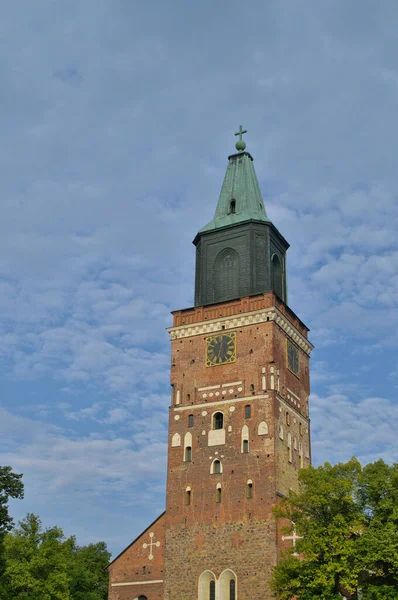 Catedral de Turku contra um céu azul nublado. — Fotografia de Stock