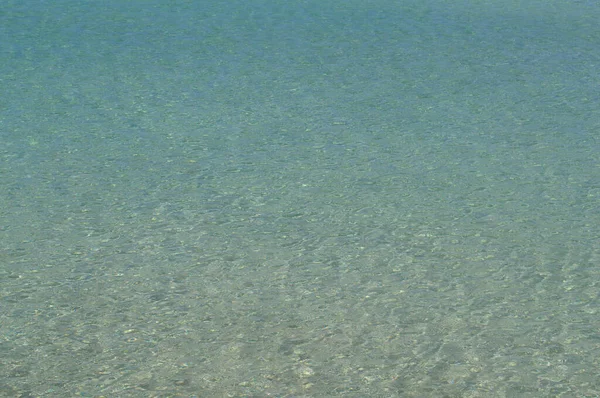 A tengervíz felszíne, mint absztrakt kék háttér — Stock Fotó