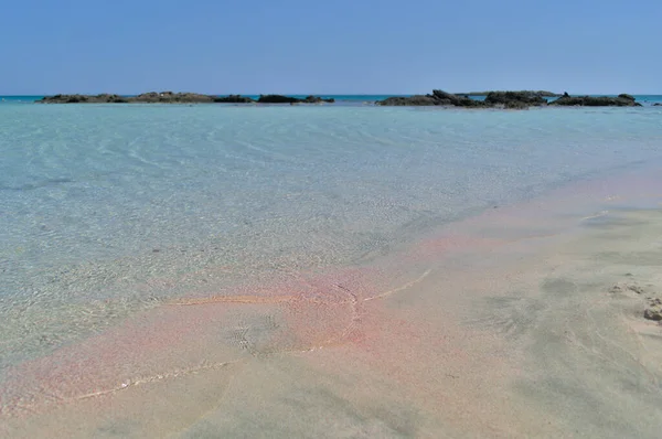Paradicsom strand kék vízzel és rózsaszín homokkal. — Stock Fotó