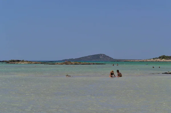 Siluetas de un hombre y una mujer en unas vacaciones en la playa. —  Fotos de Stock