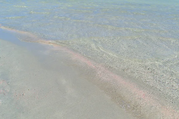 Una ola marina transparente cubre la playa de arena — Foto de Stock