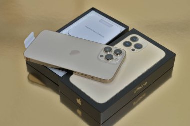 Turku, Finlandiya - 26 Eylül 2021: Yeni iPhone 13 Pro Max açık bir kutuda