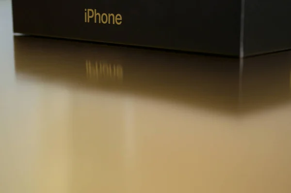 Turku, Finnország- 26 Szeptember, 2021: Reflection from the box iPhone 13 Pro Max on a gold background — Stock Fotó