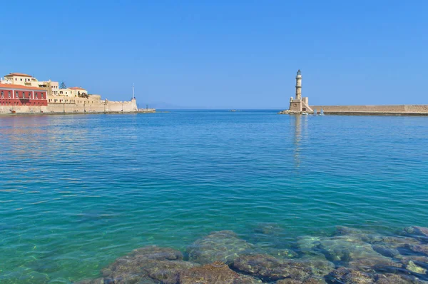 Prachtig uitzicht vanaf de dijk naar de oude stad Chania in Griekenland — Stockfoto