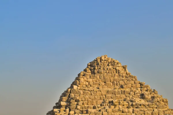 埃及金字塔的顶部映衬着蓝天. — 图库照片