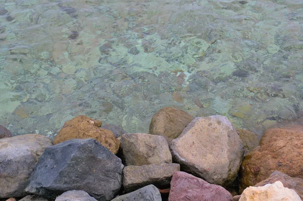 Klippig strand med blått vatten. Färgglada Röda havet — Stockfoto