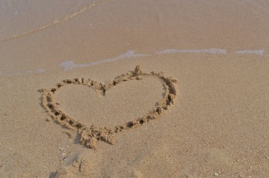 Yaz tatili boyunca kuma kalp çizdim.