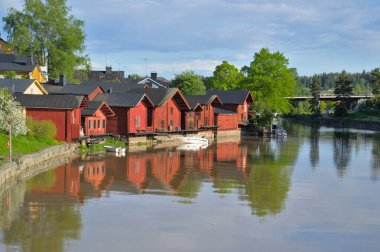 Porvoo, Finland- 4 Haziran 2022: Porvoo şehrinin kıyısında parlak evler. Turizm bölgesi.