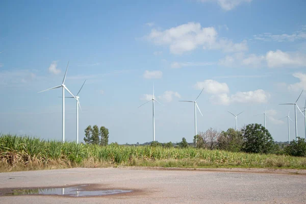 Zespół Inżynierów Pracujących Farmie Turbin Wiatrowych Energia Odnawialna Generatorem Wiatrowym — Zdjęcie stockowe