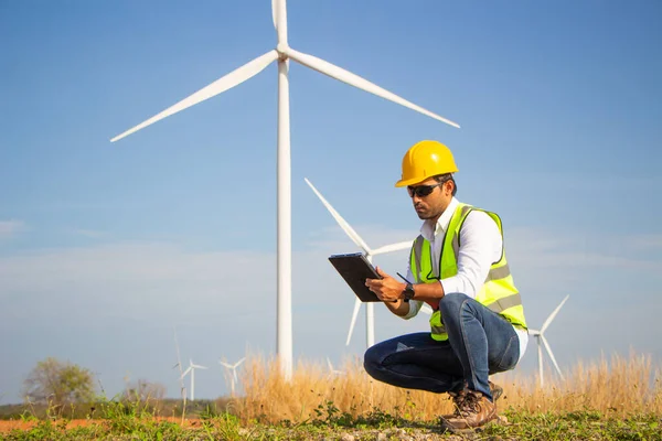 Zespół Inżynierów Pracujących Farmie Turbin Wiatrowych Energia Odnawialna Generatorem Wiatrowym — Zdjęcie stockowe