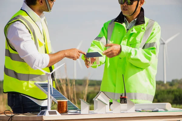 Zespół Inżynierów Pracujących Turbinach Wiatrowych Ogniwach Słonecznych Energia Odnawialna Generatorem — Zdjęcie stockowe