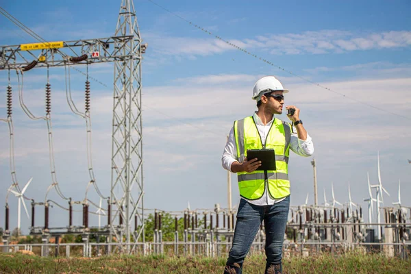 Zespół Inżynierów Pracujących Farmie Turbin Wiatrowych Energia Odnawialna Generatorem Wiatrowym — Zdjęcie stockowe