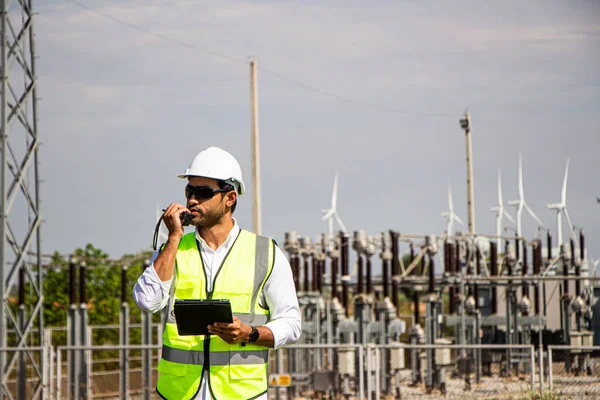 Zespół Inżynierów Pracujących Farmie Turbin Wiatrowych Energia Odnawialna Generatorem Wiatrowym — Zdjęcie stockowe