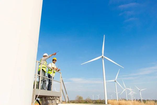 Zespół Inżynierów Pracujących Farmie Turbin Wiatrowych Energia Odnawialna Generatorem Wiatrowym — Zdjęcie stockowe