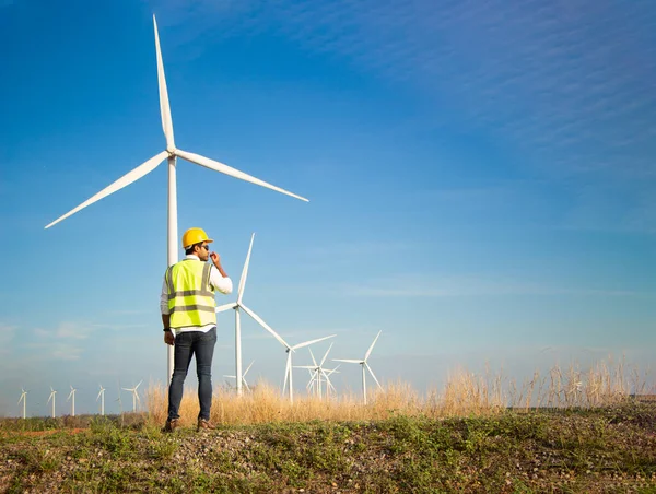 Zespół Inżynierów Pracujących Farmie Turbin Wiatrowych Energia Odnawialna Generatorem Wiatrowym — Zdjęcie stockowe