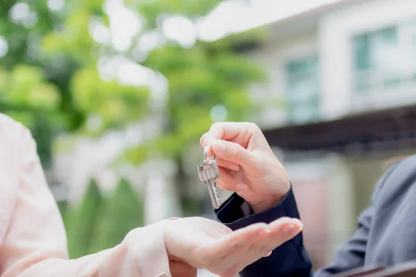 Young Asian Woman Holding Key New House Real Estate Agent — Stock Photo, Image