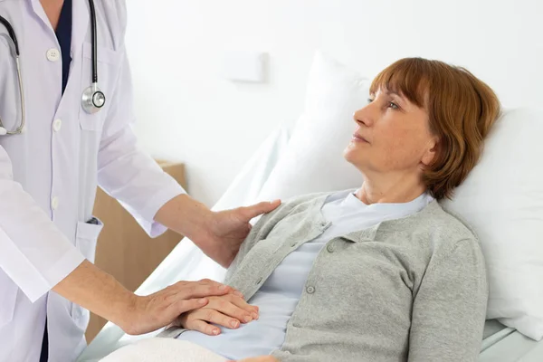 Dottore Sta Esaminando Paziente Ospedale Bianco Medico Maschio Esaminando Anziano — Foto Stock