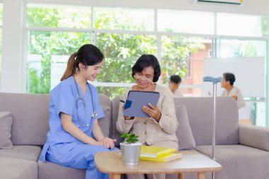 Huzurevi konsepti. Personel, tıbbi tedavi sözleşmesi imzalayan yaşlılara, huzurevi hizmet anlaşması formunu açıkladı..