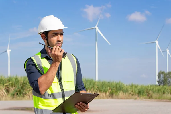 Zespół Inżynierów Pracujących Farmie Turbin Wiatrowych Energia Odnawialna Generatorem Wiatrowym — Zdjęcie stockowe