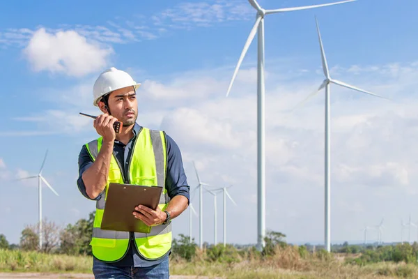 Zespół Inżynierów Pracujących Farmie Turbin Wiatrowych Energia Odnawialna Generatorem Wiatrowym — Zdjęcie stockowe