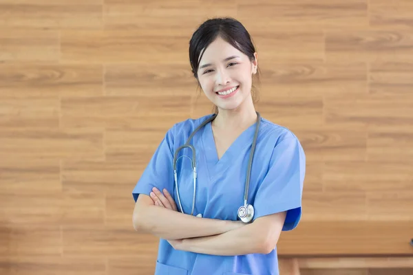 Porträt Junge Schöne Asiatische Erfolgreiche Ärztin Oder Krankenschwester Mit Stethoskop — Stockfoto