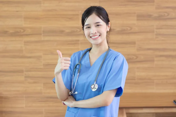 Porträt Junge Schöne Asiatische Erfolgreiche Ärztin Oder Krankenschwester Mit Stethoskop — Stockfoto