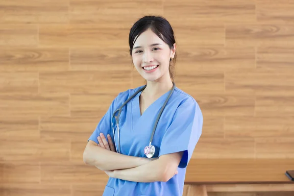 Porträt Junge Schöne Asiatische Erfolgreiche Ärztin Oder Krankenschwester Mit Stethoskop — Stockfoto