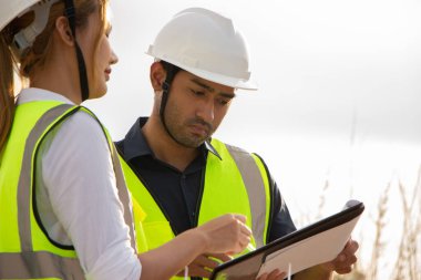 Rüzgar türbini çiftliğinde çalışan mühendis ekibi. Alternatif enerji kavramına göre rüzgar jeneratörüyle yenilenebilir enerji.
