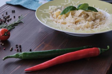 Taze fesleğenle süslenmiş mantarlı spagetti. Gün ışığı