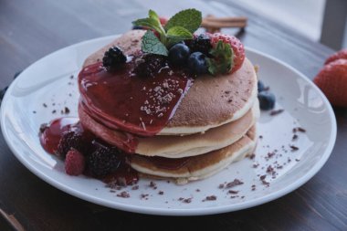 Taze meyve ve şerbetle kaplanmış taze krep tabağı