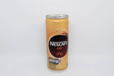 Beyaz arkaplanlı Nescafe kahve kutusu fotoğrafı.